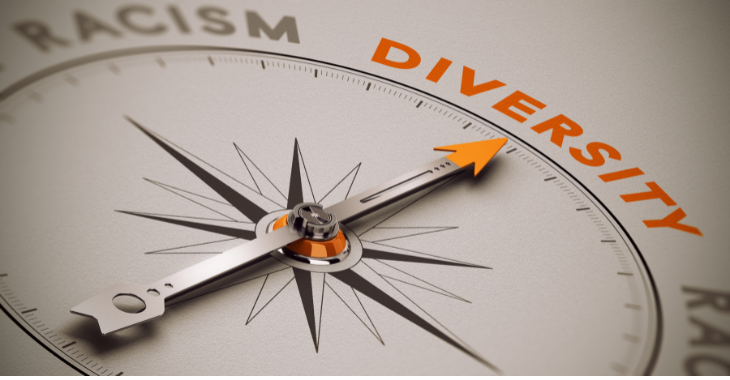 Boussole allant du racisme vers la diversité